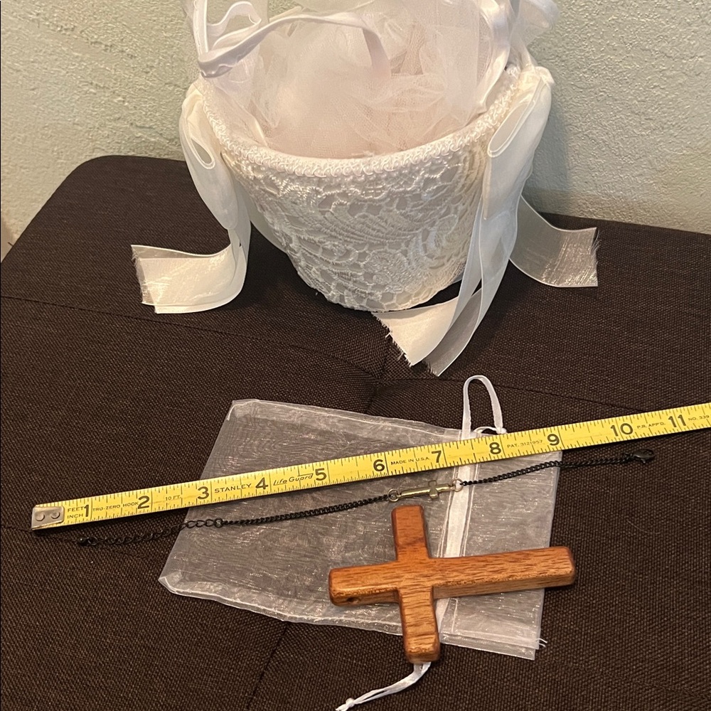 # 0702** White Lace Flower Wedding Tings Basket with Veil. W/ real Wood Cross. - Picture 11 of 17